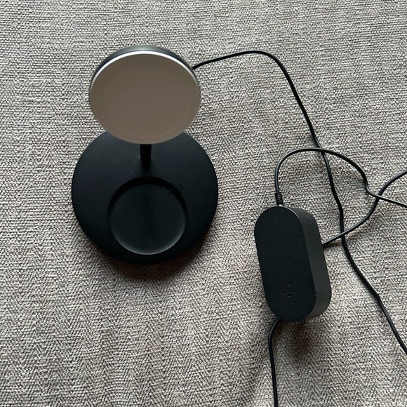 Belkin n 2 in 1 wireless charging stand. Black 15w- mag safe - Picture 2 of 5